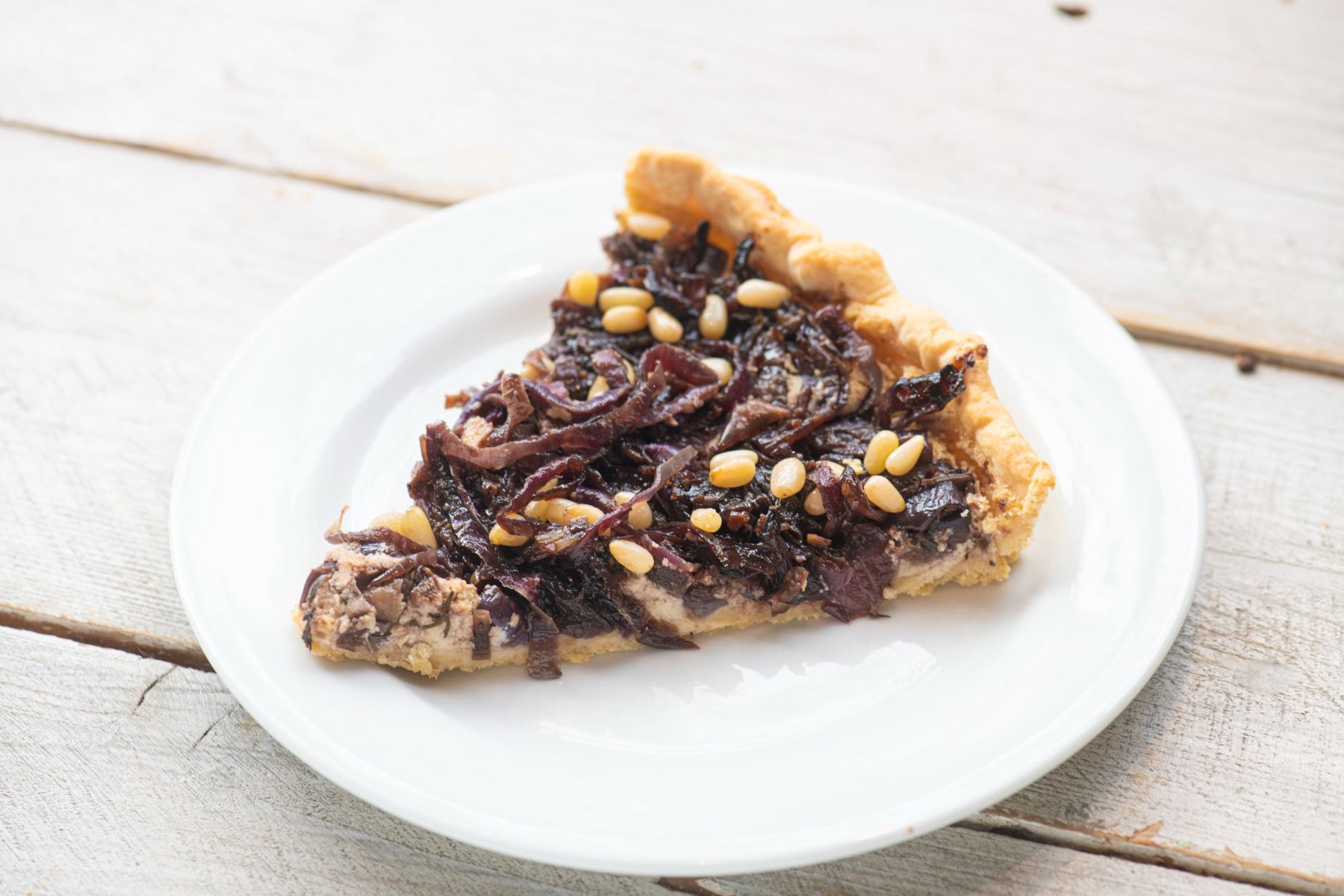 Quiche gekarameliseerde rode ui