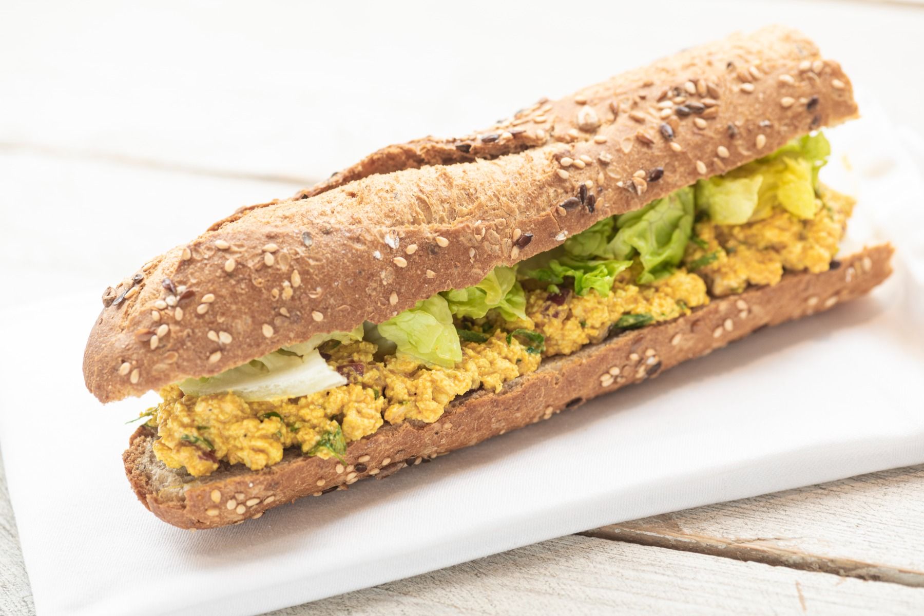 Broodje kerrie-tofu salade 
